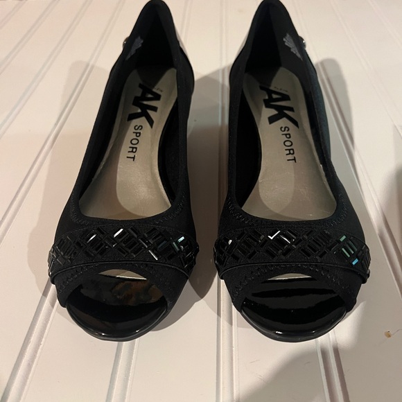 Black Heeled Shoes with Open Toe Design - Picture 1 of 3
